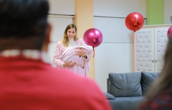 Emotiva ceremonia de adopciones une a 10 familias en Nuevo León