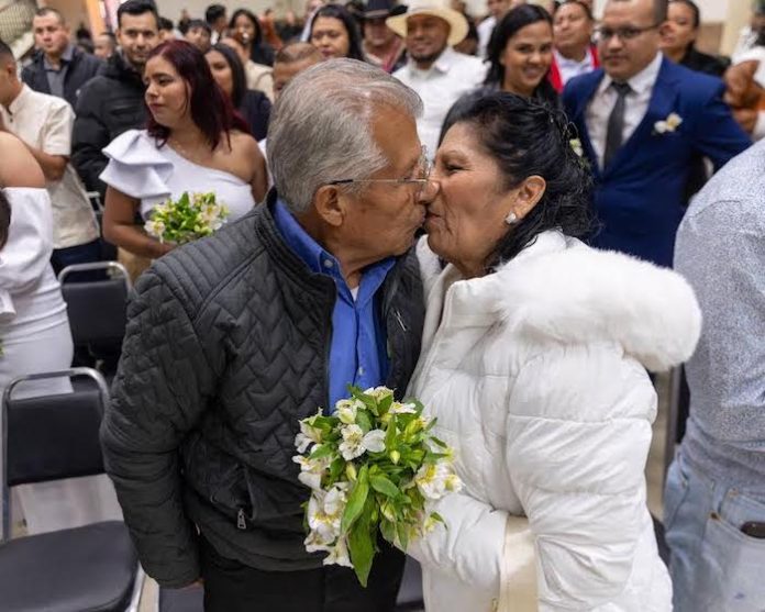 210 parejas de Juárez celebran su unión en los matrimonios colectivos del Día de San Valentín