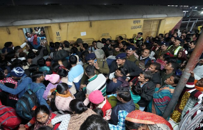 Al menos 18 muertos tras una estampida humana en una estación de trenes en Nueva Delhi