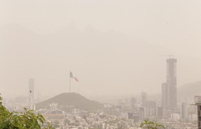 Tormenta de polvo cubre Monterrey y agrava la calidad del aire