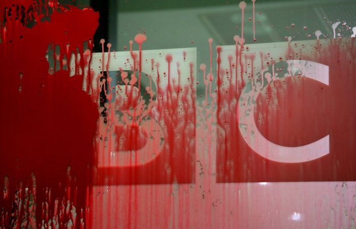 Activistas propalestinos en Londres rocían con tinta roja la sede de BBC