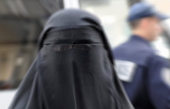 El Senado francés estudiará vetar el uso del hiyab y el burka en eventos deportivos