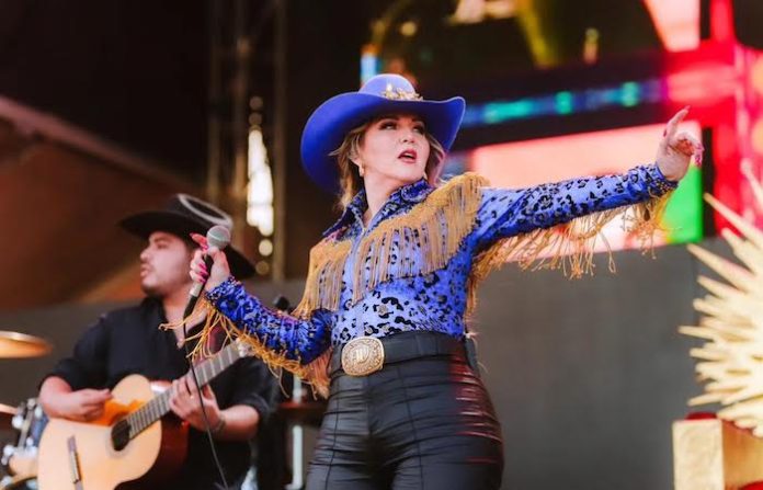 Alicia Villareal consigue orden de restricción contra su esposo tras pedir ayuda en un concierto