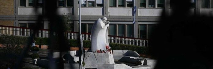 El estado del papa Francisco continúa mejorando