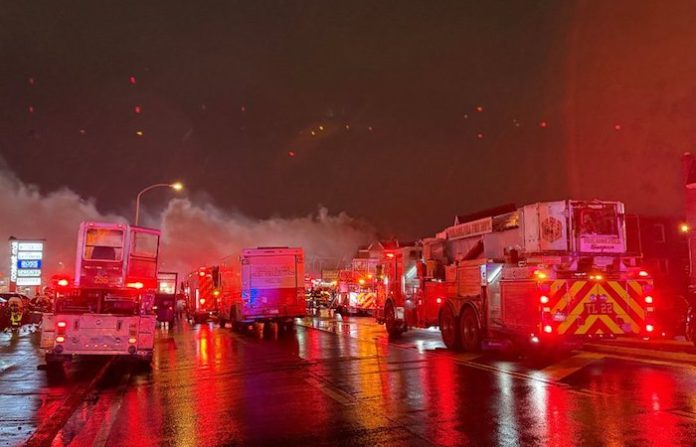 Al menos 7 personas mueren y 19 resultan heridas al estrellarse un avión en Filadelfia