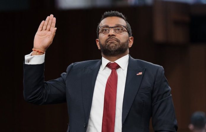 Senado de EU confirma a Kash Patel como nuevo jefe del FBI