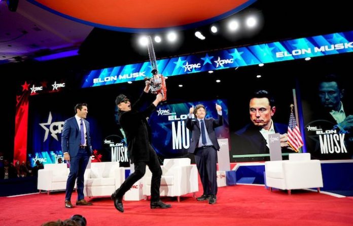 Video: Milei le regala a Musk en Washington la simbólica motosierra del recorte estatal