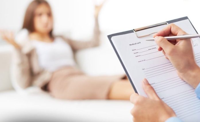 Piden endurecer sanciones contra quienes brinden servicios de salud mental sin tener título profesional