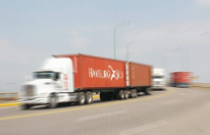 Impulsan reforma para prohibir circulación de vehículos de carga con doble remolque en las vías públicas