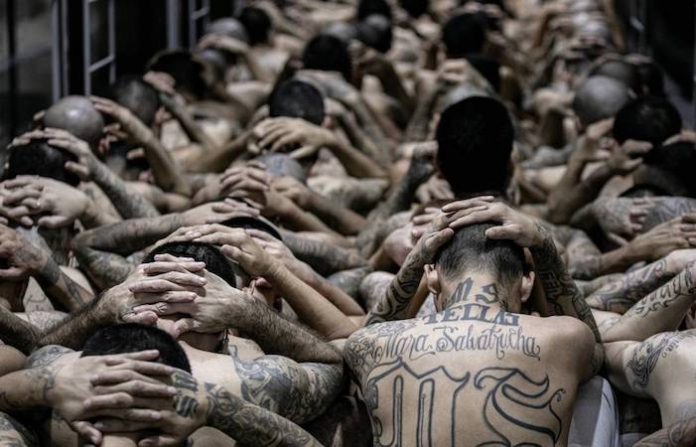 Gobierno salvadoreño encara demanda por encarcelar a venezolanos deportados por EU