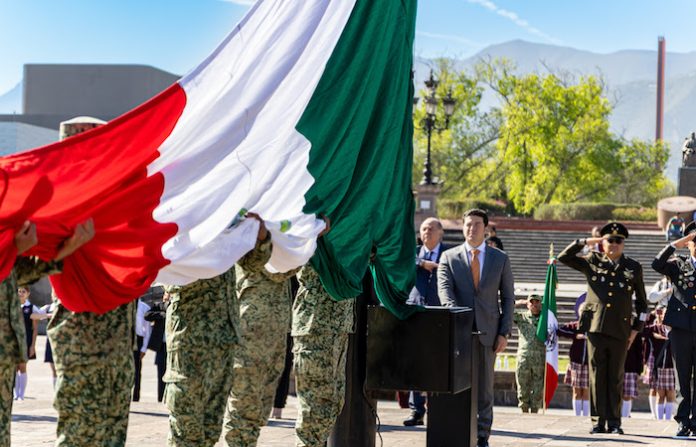 Samuel García destaca unidad y progreso en NL durante ceremonia del Día de la Bandera