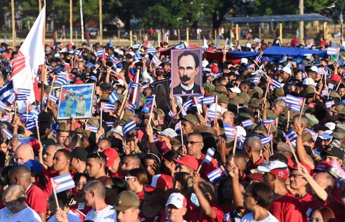 Miles de cubanos protestan contra traslado de migrantes desde EU a base en Guantánamo