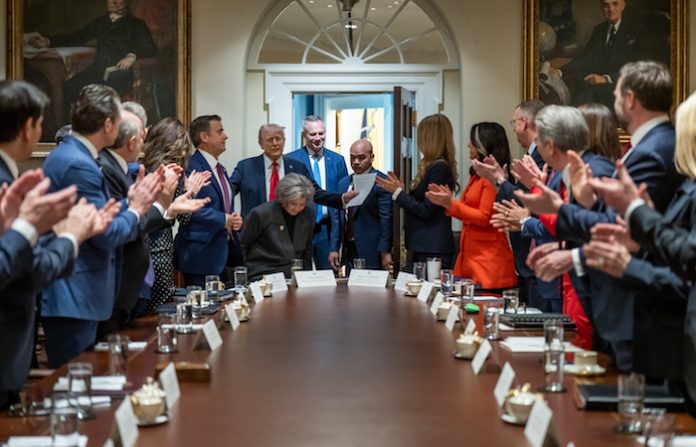 Trump defiende a Musk: quien no esté de acuerdo con él, “lo echaremos de aquí”