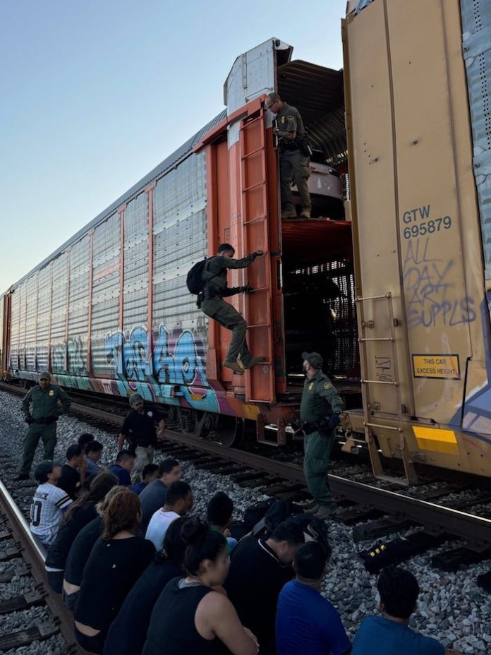 EU se compromete con México a repatriar a sus connacionales solo a su país de origen