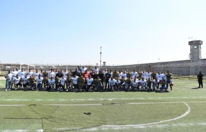 Celebran partido amistoso de fútbol americano en el Cereso No. 1 Norte