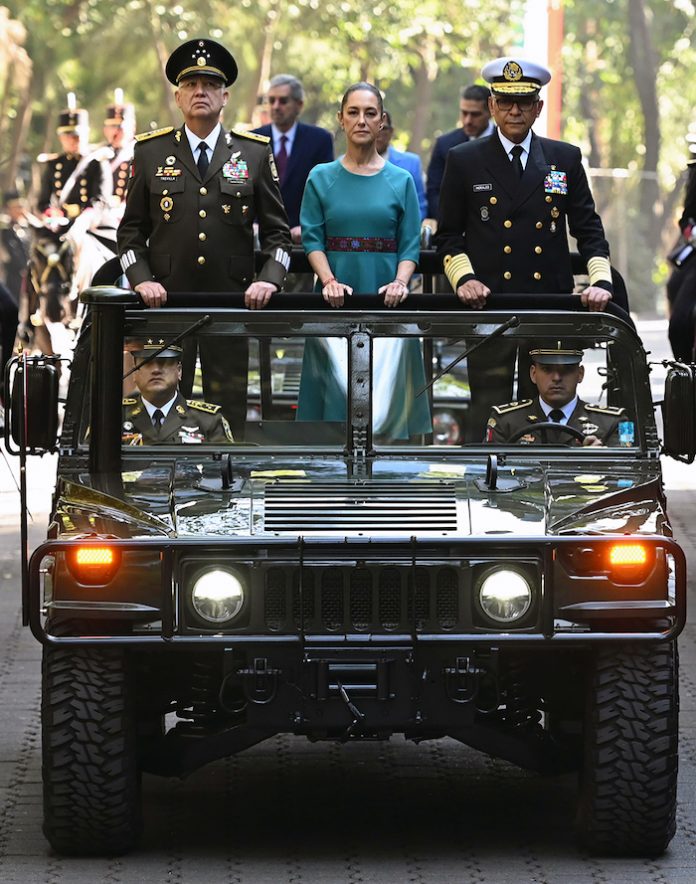 El jefe de las FFAA de México elogia a Sheinbaum por su “amplio nacionalismo”