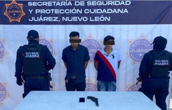 Detienen a dos hombres en Juárez con vehículo robado en Apodaca