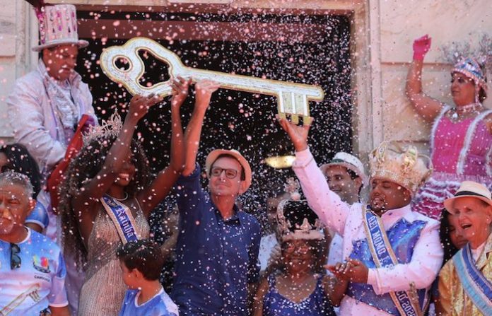 El Rey Momo recibe las llaves de Río de Janeiro y comienza el Carnaval