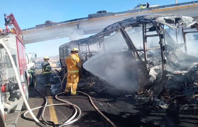 Al menos 15 personas mueren en choque entre autobús y camión en Durango