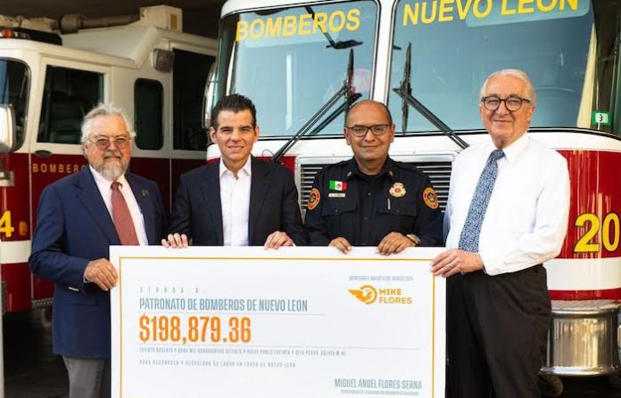 Miguel A. Flores Serna entrega donativo a Bomberos de NL