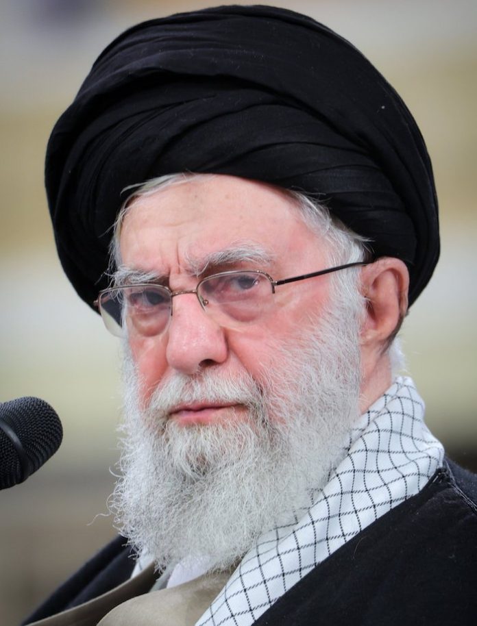 Líder supremo iraní advierte que Irán responderá con firmeza si EU actúa en su contra