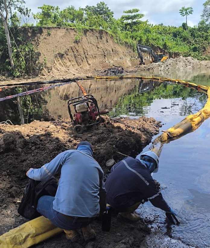 Derrame de petróleo en Esmeraldas, Ecuador, afecta suministro de agua a 800 familias