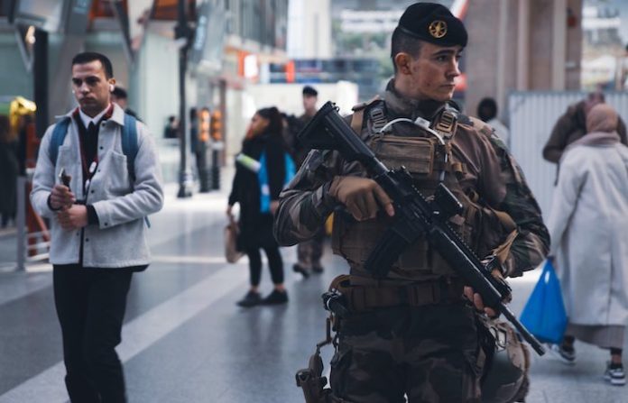 Francia falta recursos para reanudar servicio militar obligatorio, denuncia Macron