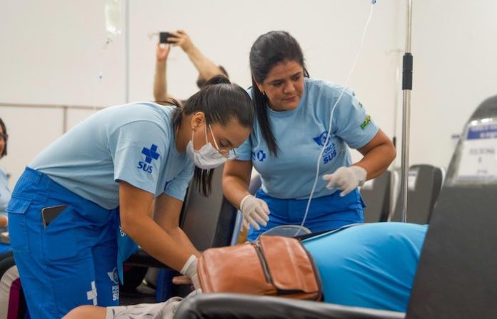 Brasil amplía programa social para que 28.000 médicos trabajen en zonas vulnerables