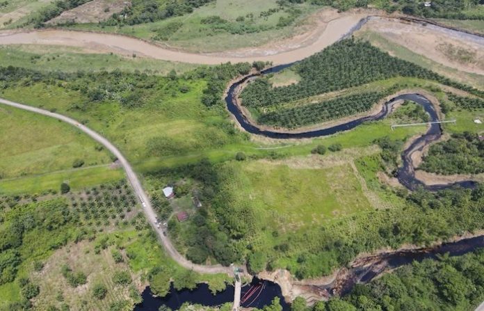 Alcalde califica de “catástrofe” impacto de derrame de crudo en la costa ecuatoriana