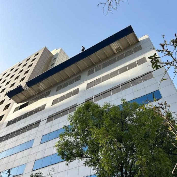 Autoridades rescatan a joven que intentaba lanzarse de un edificio en el centro de Monterrey