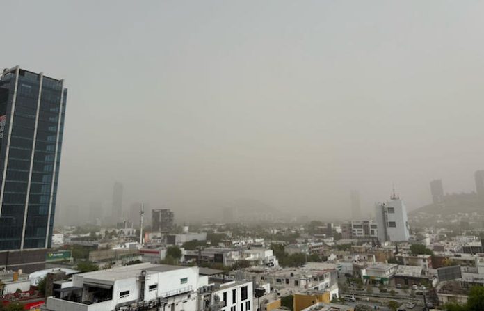 Polvo del desierto afecta calidad del aire en Monterrey; autoridades emiten recomendaciones
