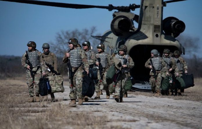 EU reforzará su frontera con México: Más soldados y vehículos Stryker