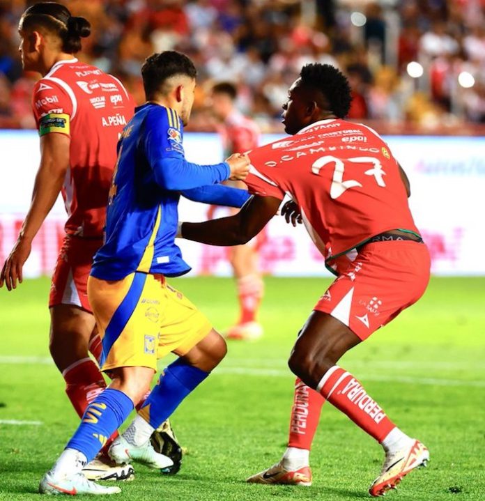 Tigres vence al Necaxa con gol agónico y escala al tercer lugar