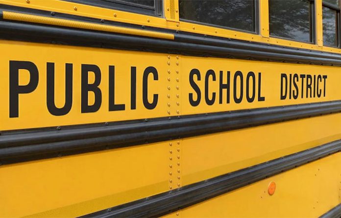 Trump firma orden ejecutiva para comenzar a eliminar Departamento de Educación en EU