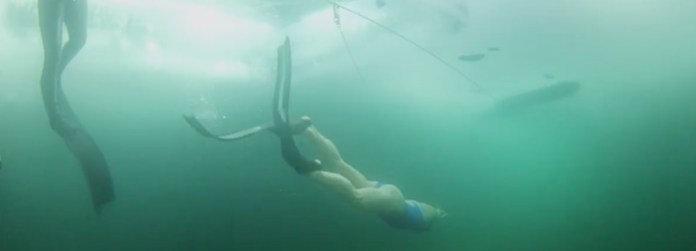 Video: Una rusa marca un récord mundial al nadar 122 metros bajo el hielo del lago Baikal
