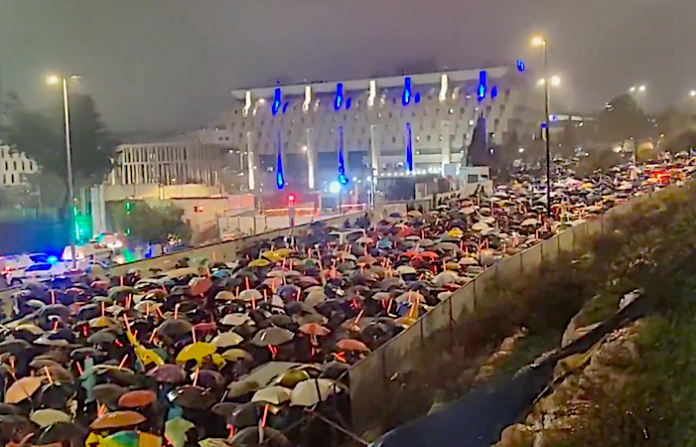 Miles de personas protestan frente a la oficina de Netanyahu en Jerusalén