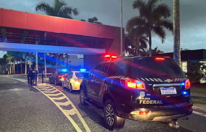 Policía brasileña busca al líder de red que traficó casi 2.000 fusiles desde EU