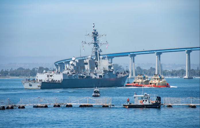 EU envía otro buque destructor cerca de la frontera con México