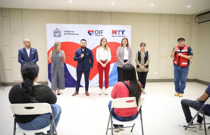 DIF Monterrey entrega aparatos auditivos a grupos vulnerables