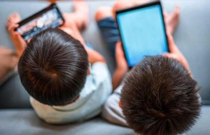 Debate en el Congreso: Buscan restringir dispositivos electrónicos en escuelas