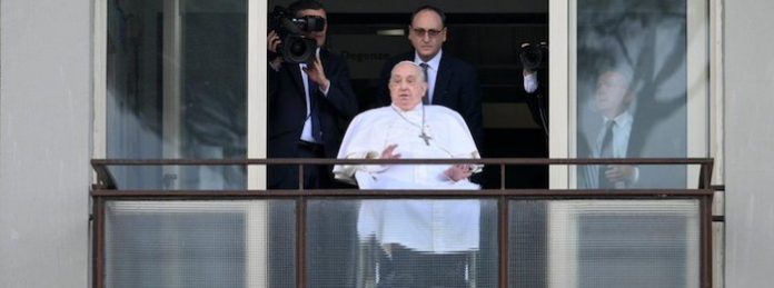El papa Francisco reaparece ante los creyentes tras cinco semanas en hospital