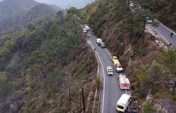 Tragedia en la Sierra de Santiago: 12 muertos y 4 heridos tras volcadura y desbarrancamiento de minivan
