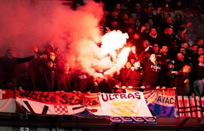 Detienen a siete personas en París por saludos nazis tras un partido de fútbol