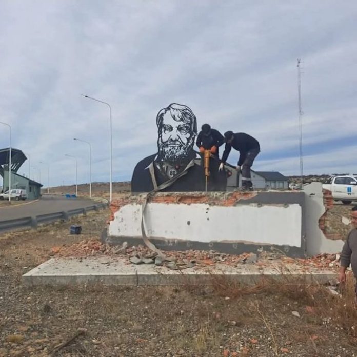 Video: Gobierno argentino demuele monumento a historiador de la Patagonia