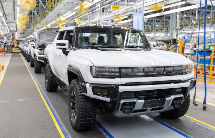 Trump anuncia impuestos del 25 % a los autos fabricados fuera de EU