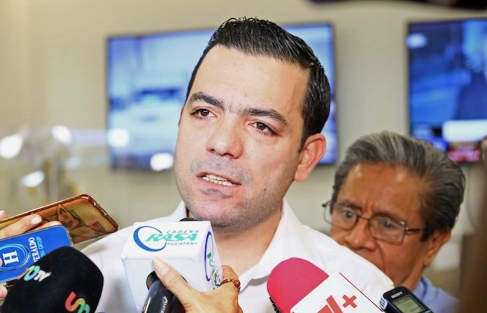 Califica Elías Lixa como simulación que Cuauhtémoc Blanco acudiera a la FGE de Morelos por la denuncia en su contra