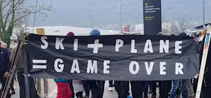 Ecologistas bloquean temporalmente el acceso al aeropuerto francés de Chambéry