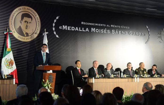 Apodaca reconoce labor altruista con la Medalla Moisés Sáenz