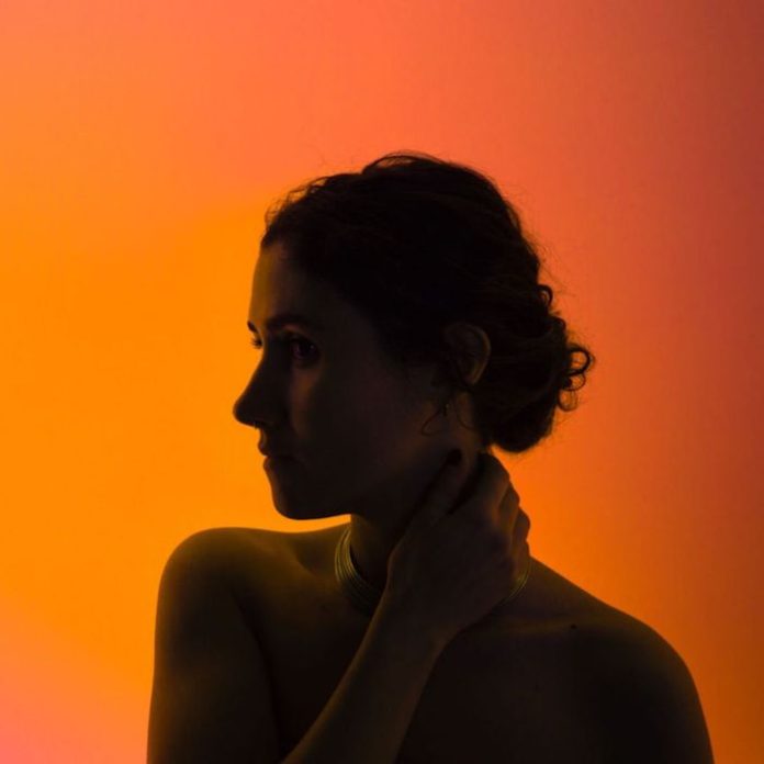 Moncaya encaja todas las piezas de ATRAVIESA, su esperado álbum debut