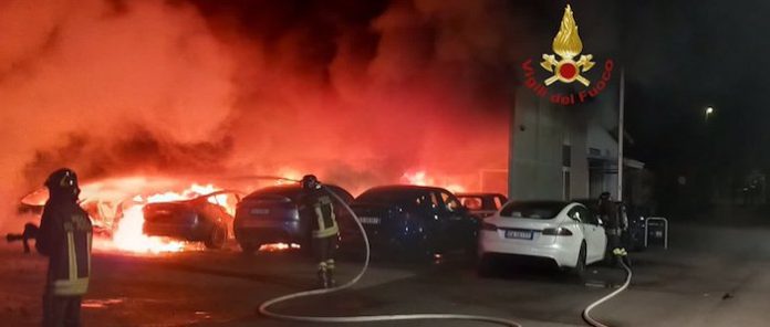 Un incendio destruye 17 automóviles de Tesla en un concesionario en Roma